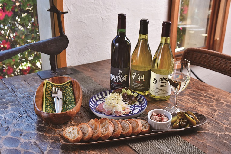 厚切りの生ハム 1420円 レバーペースト&バケット、 ピクルス添え 1420円