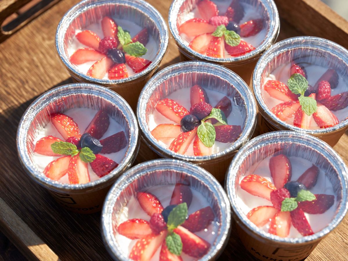 「焼きパンナコッタ ベリーベリーフレーバー」各600円