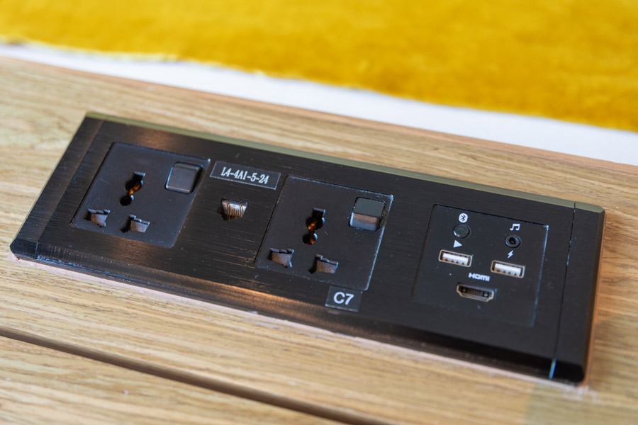 デスクのコンセントは2か所。USBポートもある