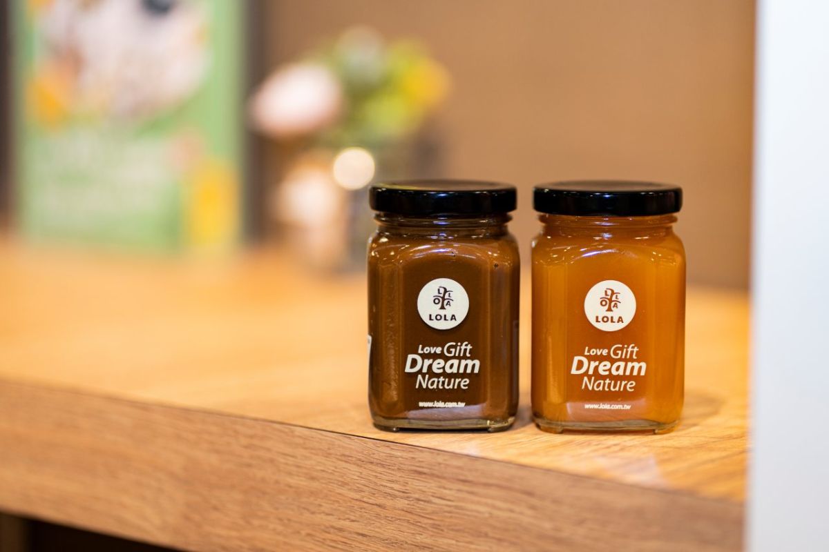 (左) 伯爵奶茶抹醬(220g)NT$300、 (右) 75%百香果芒果果醬(240g)NT$260