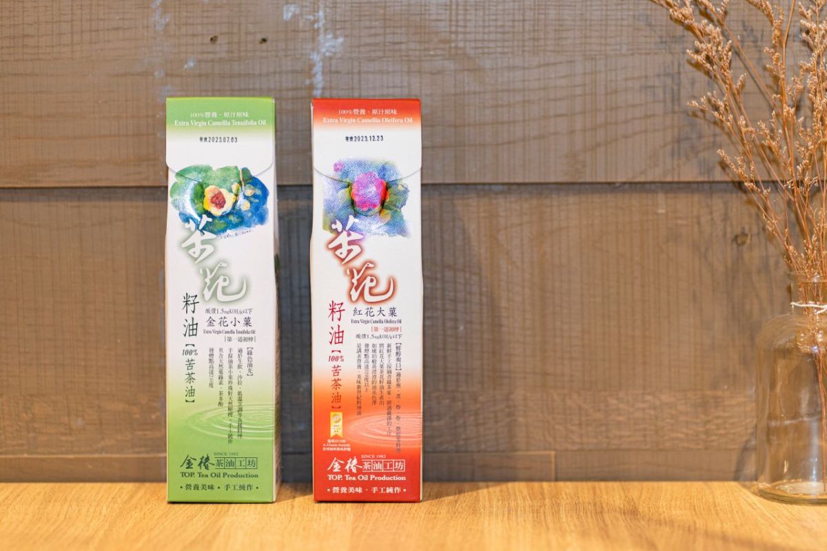 (左から)金花小菓 茶花籽油NT$1450、紅花大菓 茶花籽油NT$980