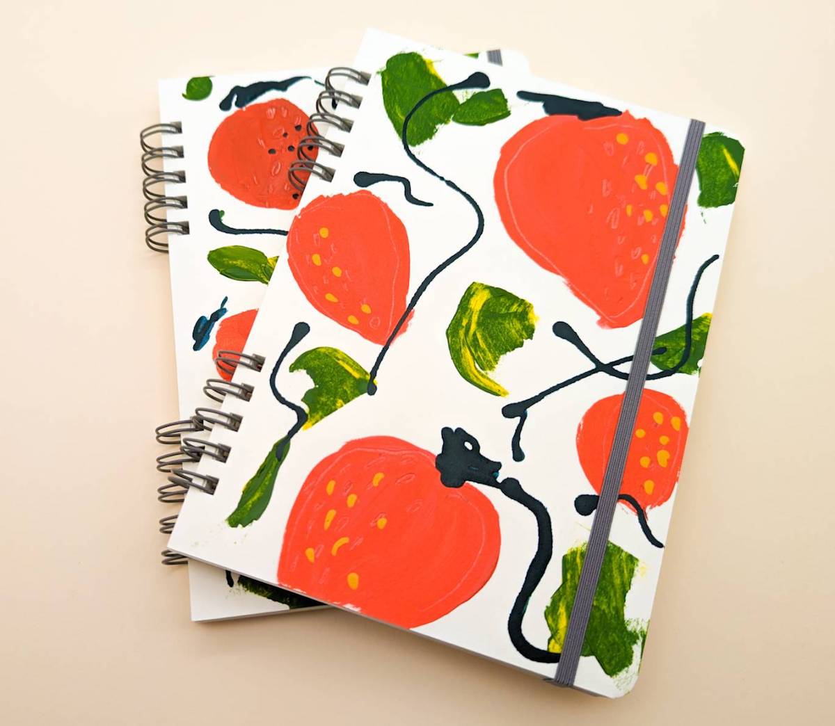 ものとアート「イチゴ柄の手描きノート」各2200円