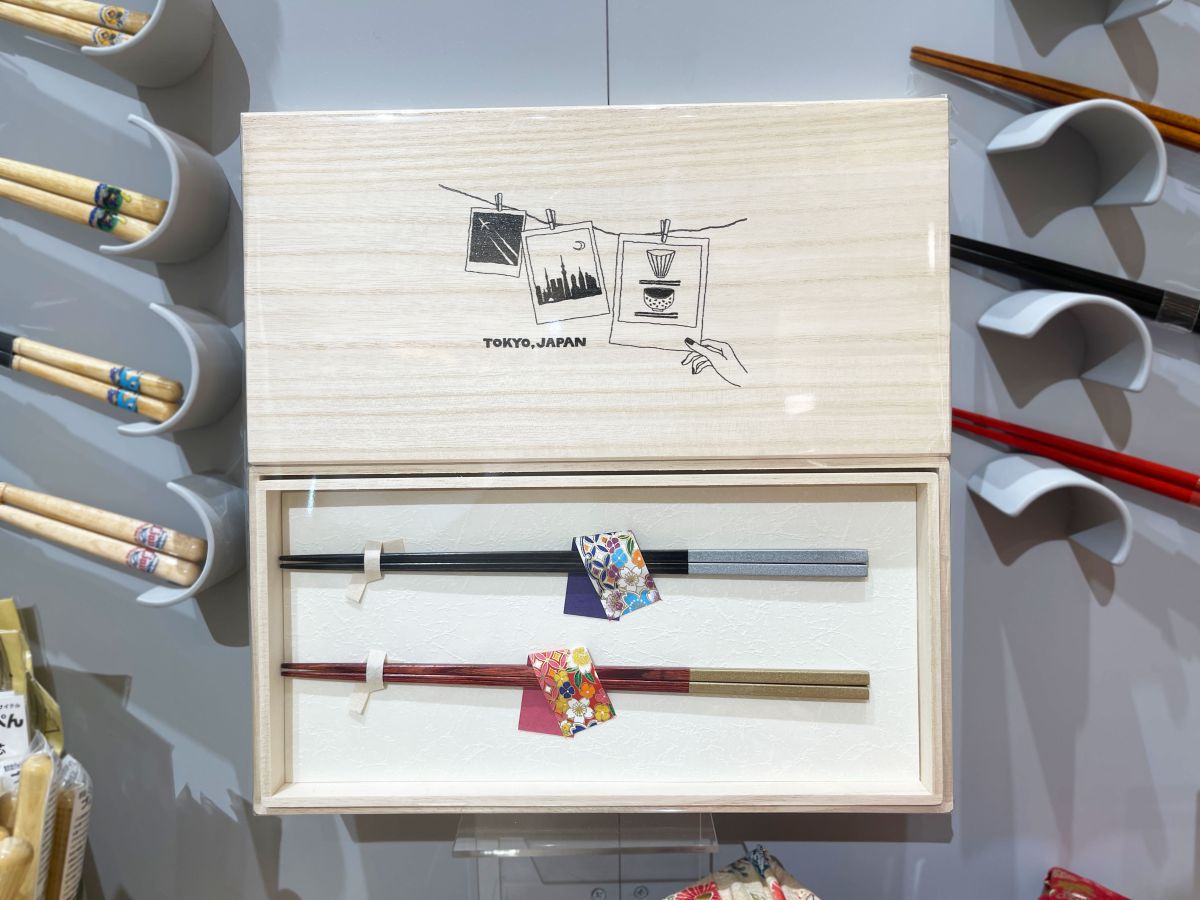 「極細箸　紡」（一膳）3300円、「桐箱（羽田エアポートガーデン限定デザイン）」2310円