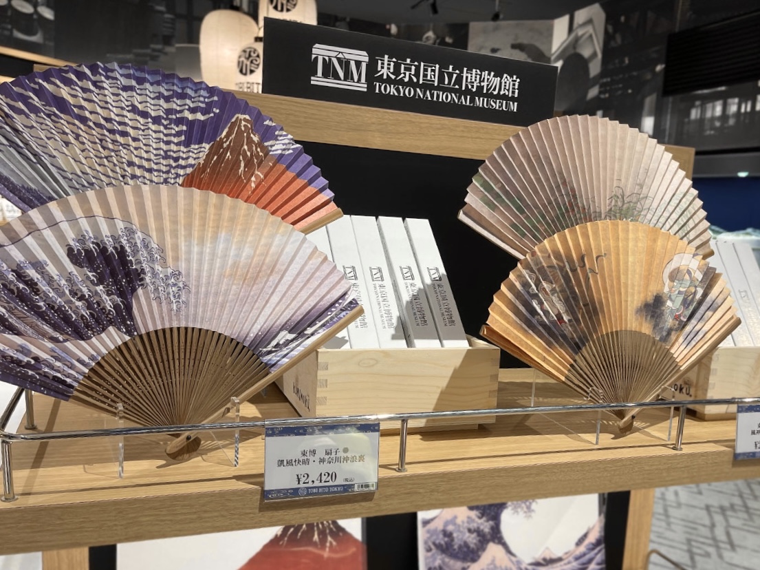（左から）「東博 扇子 凱風快晴・神奈川沖浪裏」2420円、「東博 扇子 風神雷神・夏秋草」2420円