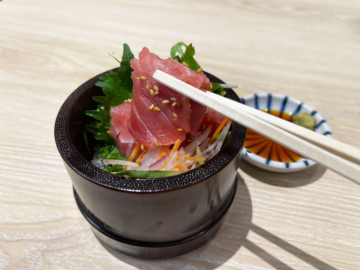 「天然まぐろ づけ竹筒小丼」※内覧会試食用