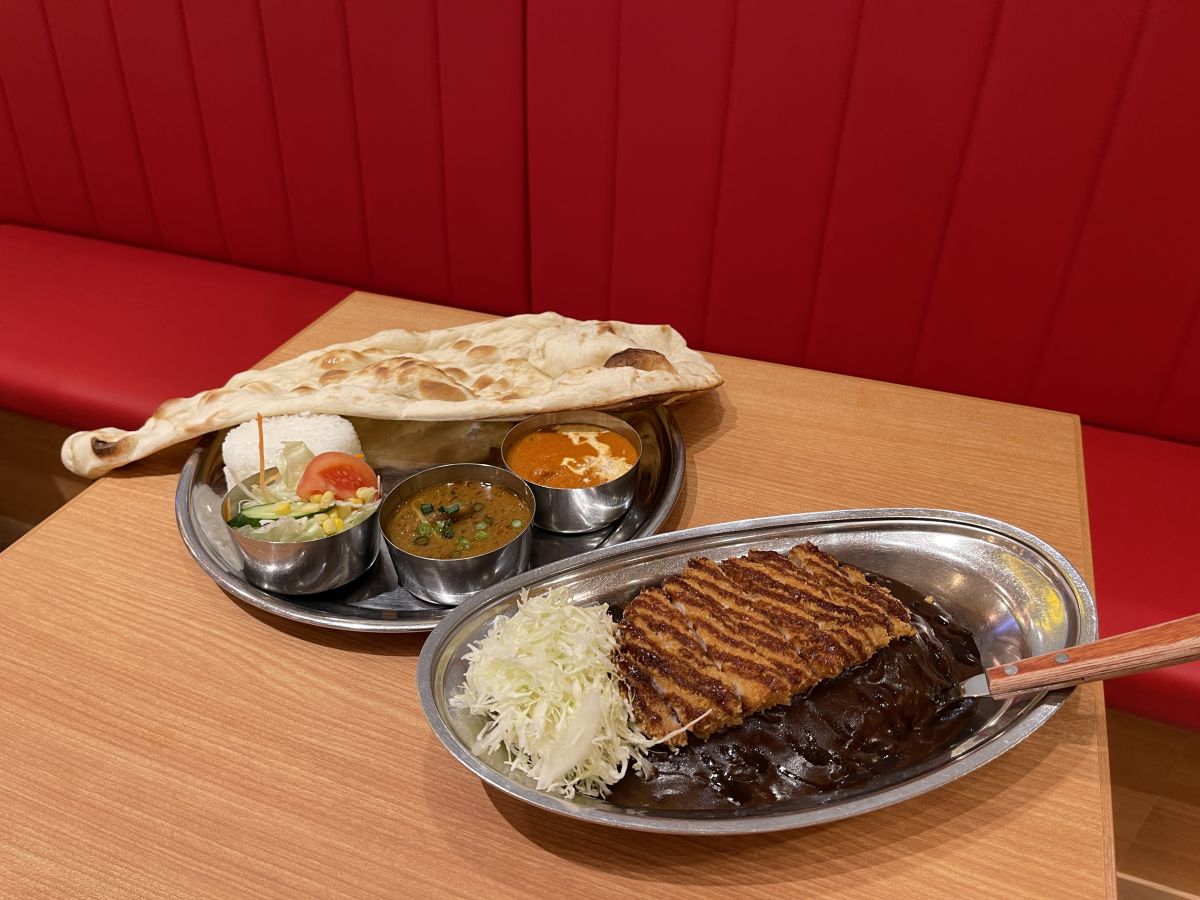 （左奥から）「2カレーターリー」1500円、「チキンカツカレー 中・M」1000円