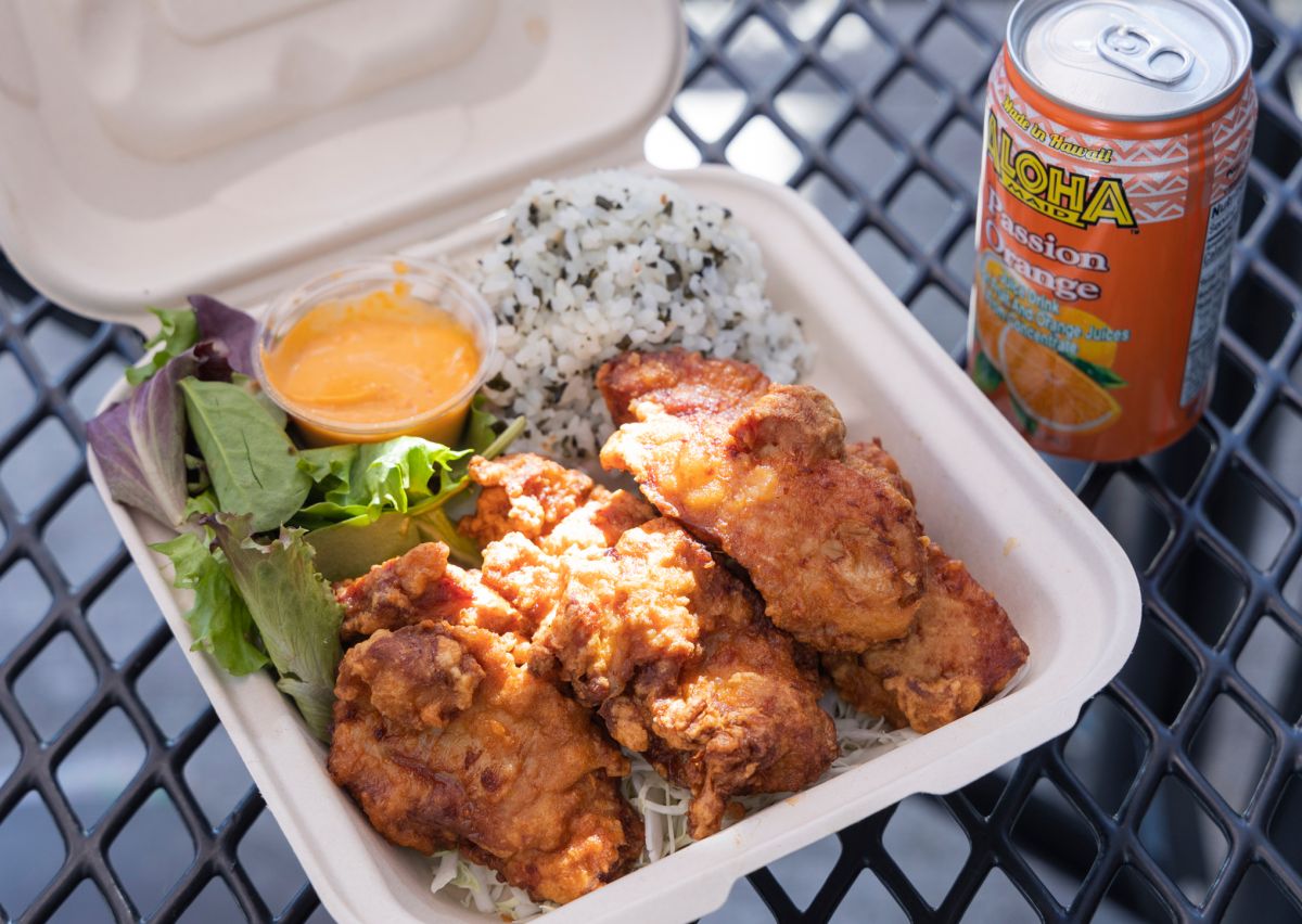 「モチコチキン」$14＋「しそわかめご飯」$1。「パッションオレンジジュース」$2.10