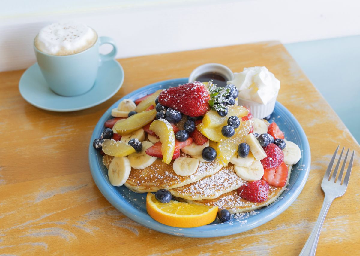 バターミルクパンケーキ $11.50、フルーツ全部のせ $14