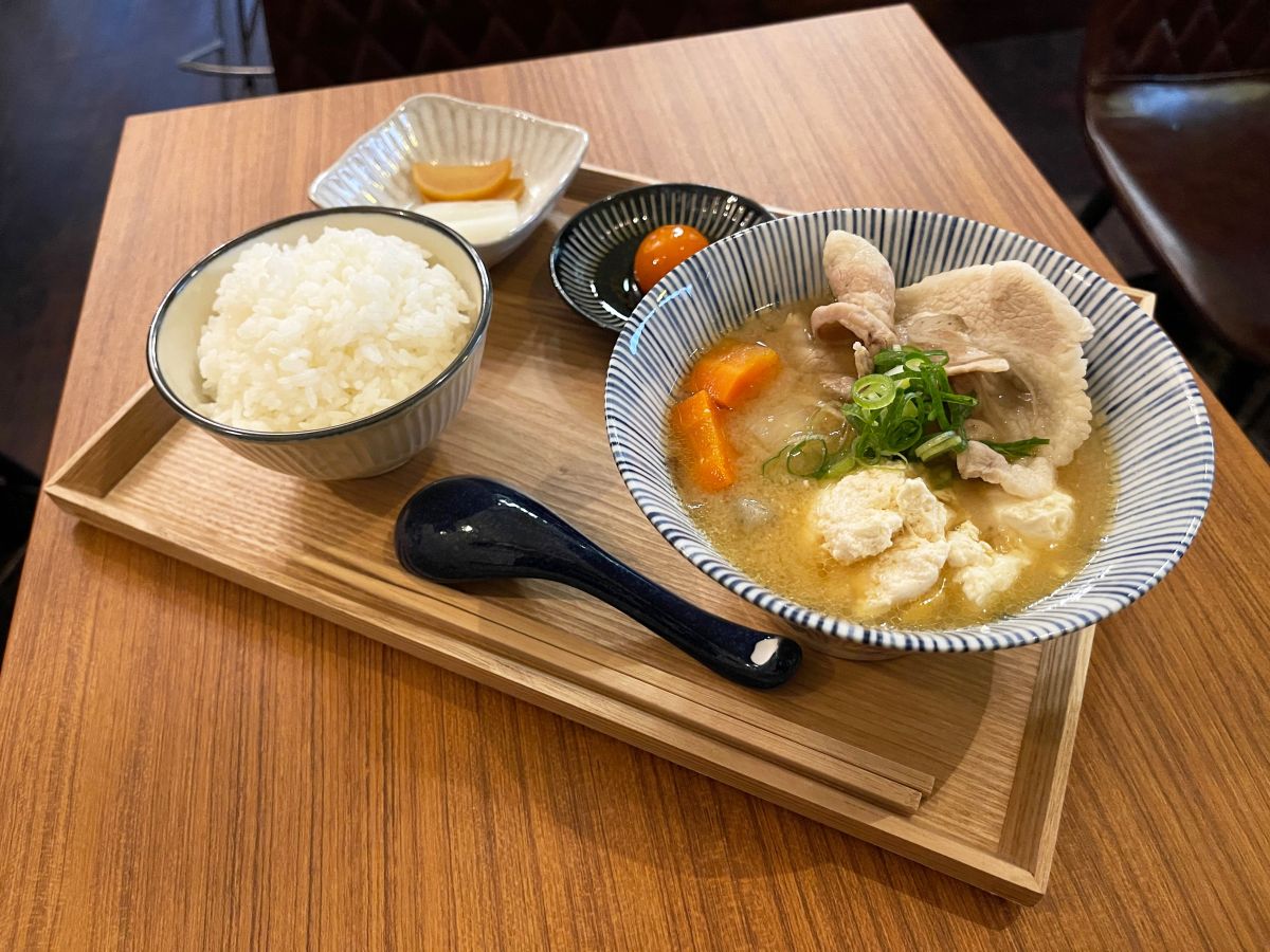 「とん汁定食」1100円  ※米味噌