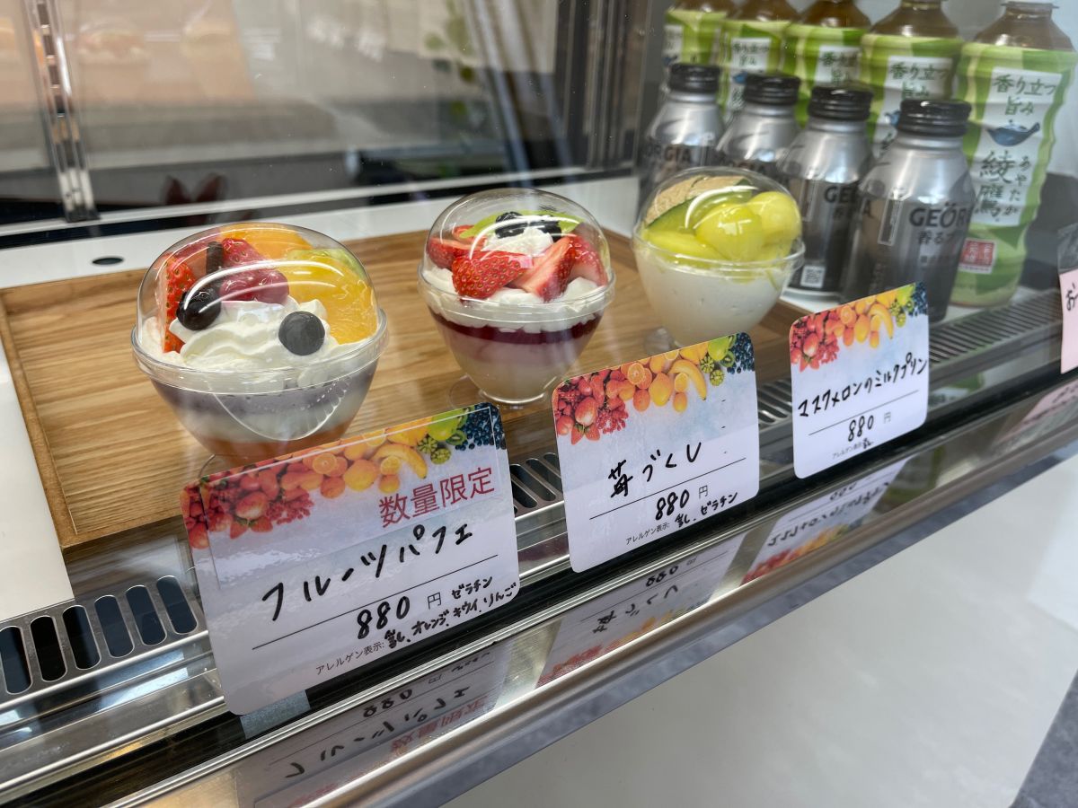 （左から）「フルーツパフェ」「苺づくし」「マスクメロンのミルクプリン」各880円