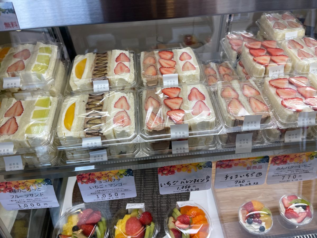 （左から）「4種のごろっとフルーツサンド」1000円、「チョコバナナ・いちご・マンゴー」1050円、「いちごバレンタイン」1050円、「チョコいちご」720円、「あんバターいちご」770円