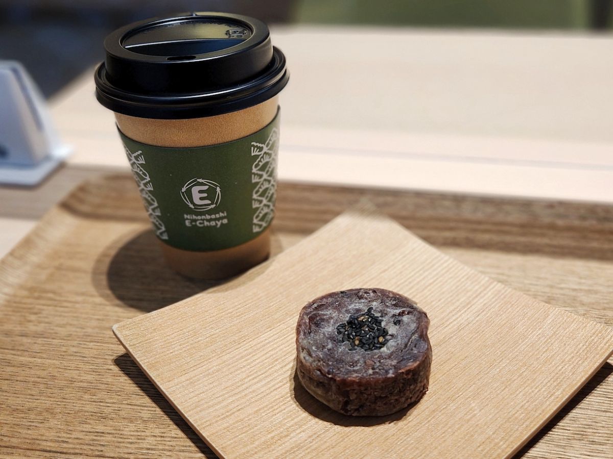 「焼きたて名代金鍔」単品330円、コーヒーセット605円。※イートイン価格