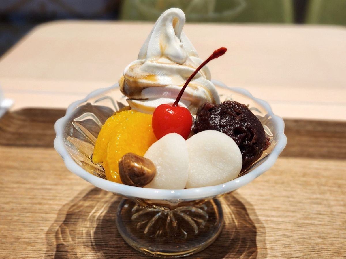 「榮太樓あんみつパフェ」715円。
