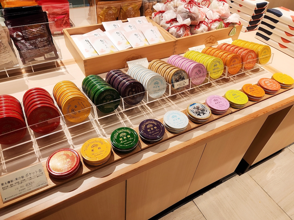 「榮太樓飴・果汁飴 ポケット缶」1缶400円。