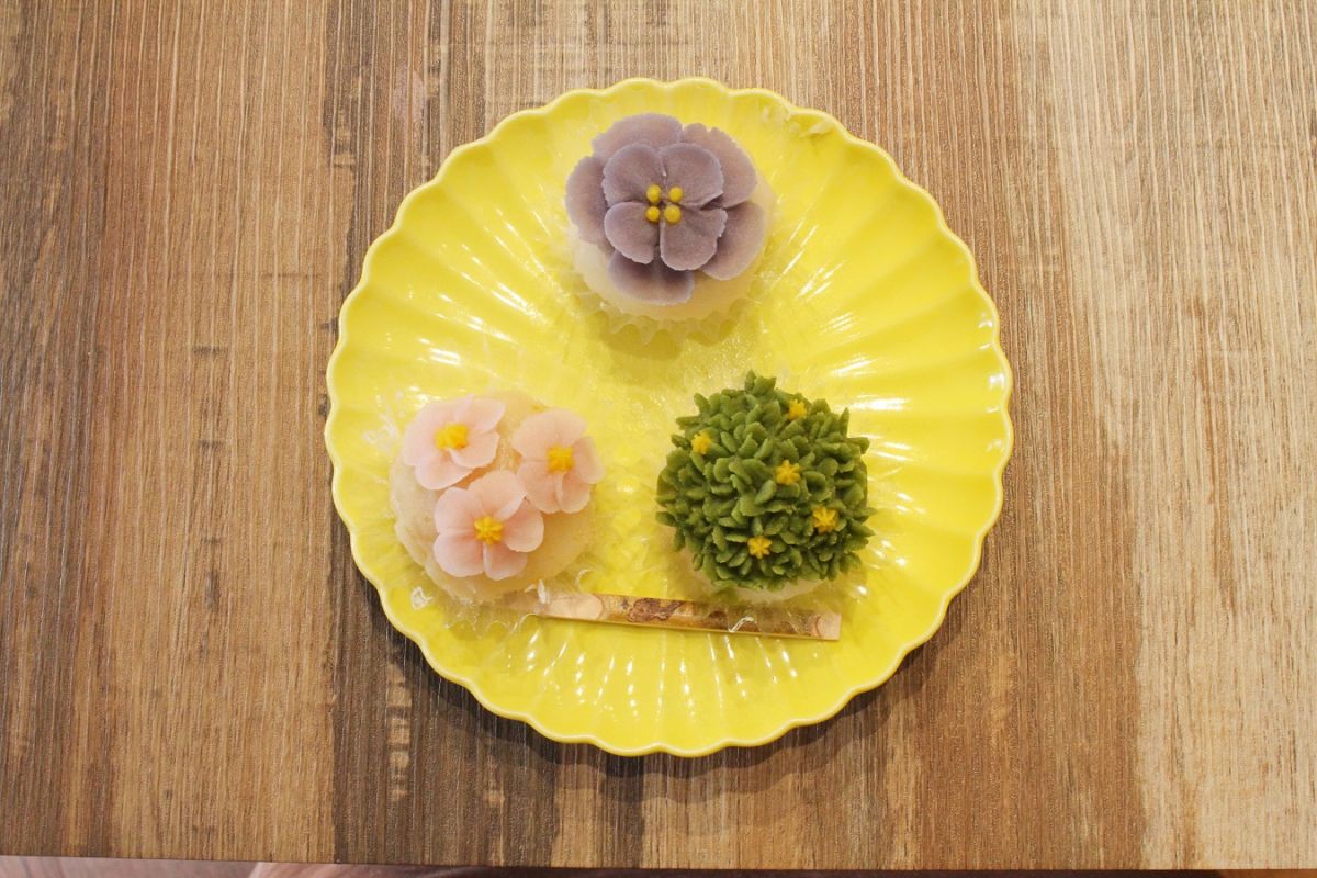 上から時計回りに「椿」「菜の花」「梅の花」