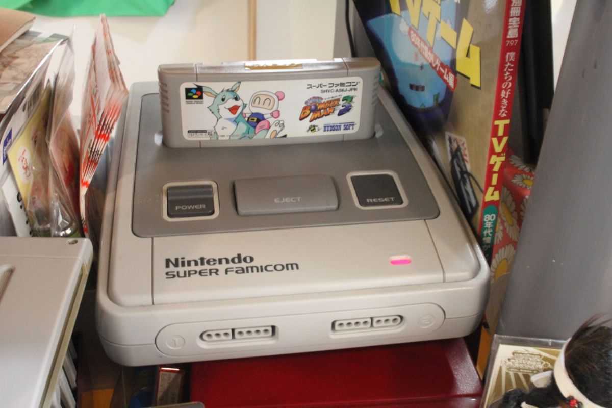 ファミコンソフトは200個以上。ゲームで遊ぶこともできます