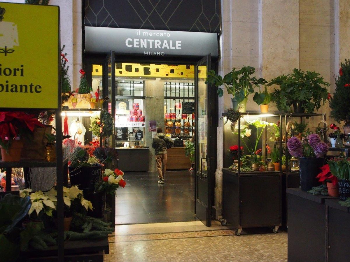 ミラノ駅構内、フードコートへの入口