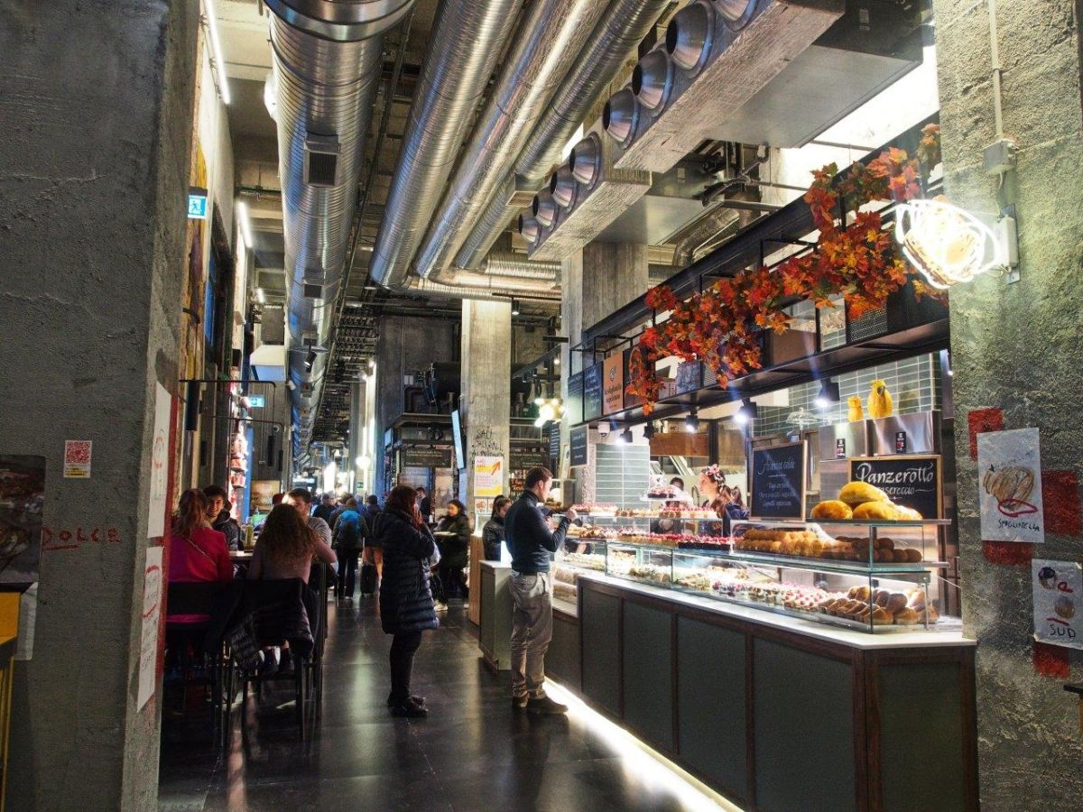 1、2階フロアに30以上のお店が並ぶ食のテーマパーク