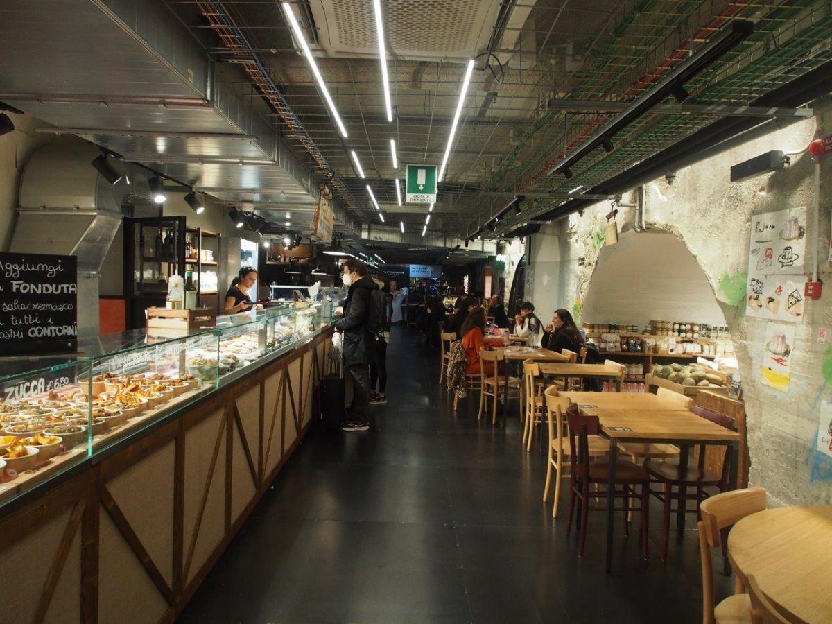 2階フロア。1階よりも広々とした明るい空間