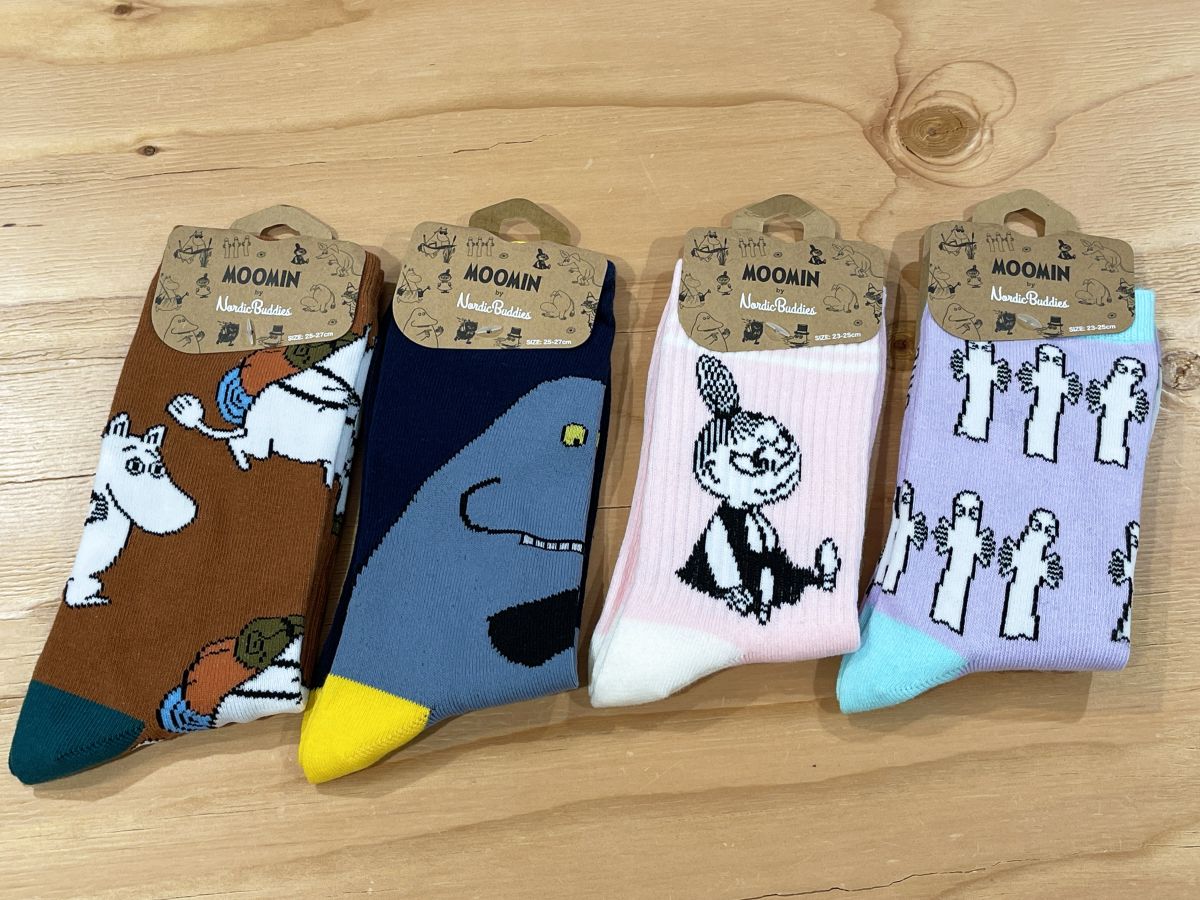 （左から）「ムーミン アドベンチャー メンズ クラシック ソックス ブラウン」990円、「モラン 夜歩き メンズ クラシック ソックス ネイビー」990円、「リトルミイ レディース レトロ ソックス ピンク」1100円、「ニョロニョロ レディース クラシック ソックス パステルパープル」990円