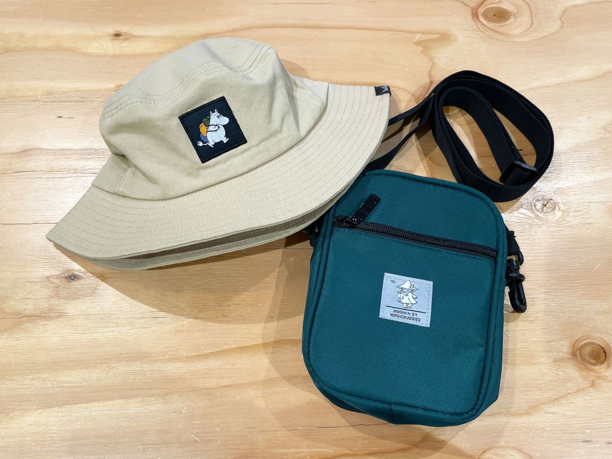（左から）「ムーミン バケットハット」3960円、「スナフキン アーバンネック バッグ グリーン」3960円