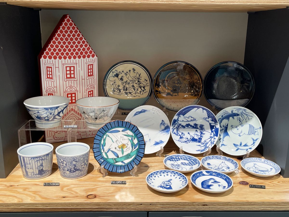 （上段左から時計回りに）「SOMETSUKE（波佐見焼） 茶碗」2200円、「MASHIKO POTTERY（益子焼） プレート」2530円、「SOMETSUKE（有田焼） プレート」1870円、「SOMETSUKE（有田焼） プレート」1100円、「JAPAN KUTANI（九谷焼）プレート」2200円、「SOMETSUKE（有田焼） 猪口」2200円