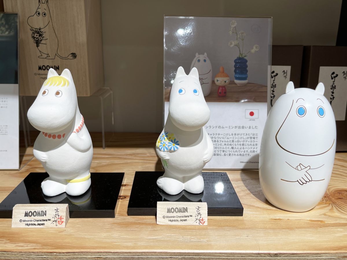 （左から）「スノークのおじょうさんの博多人形」11000円、「ムーミンの博多人形」11000円、「ムーミンこけし」6820円