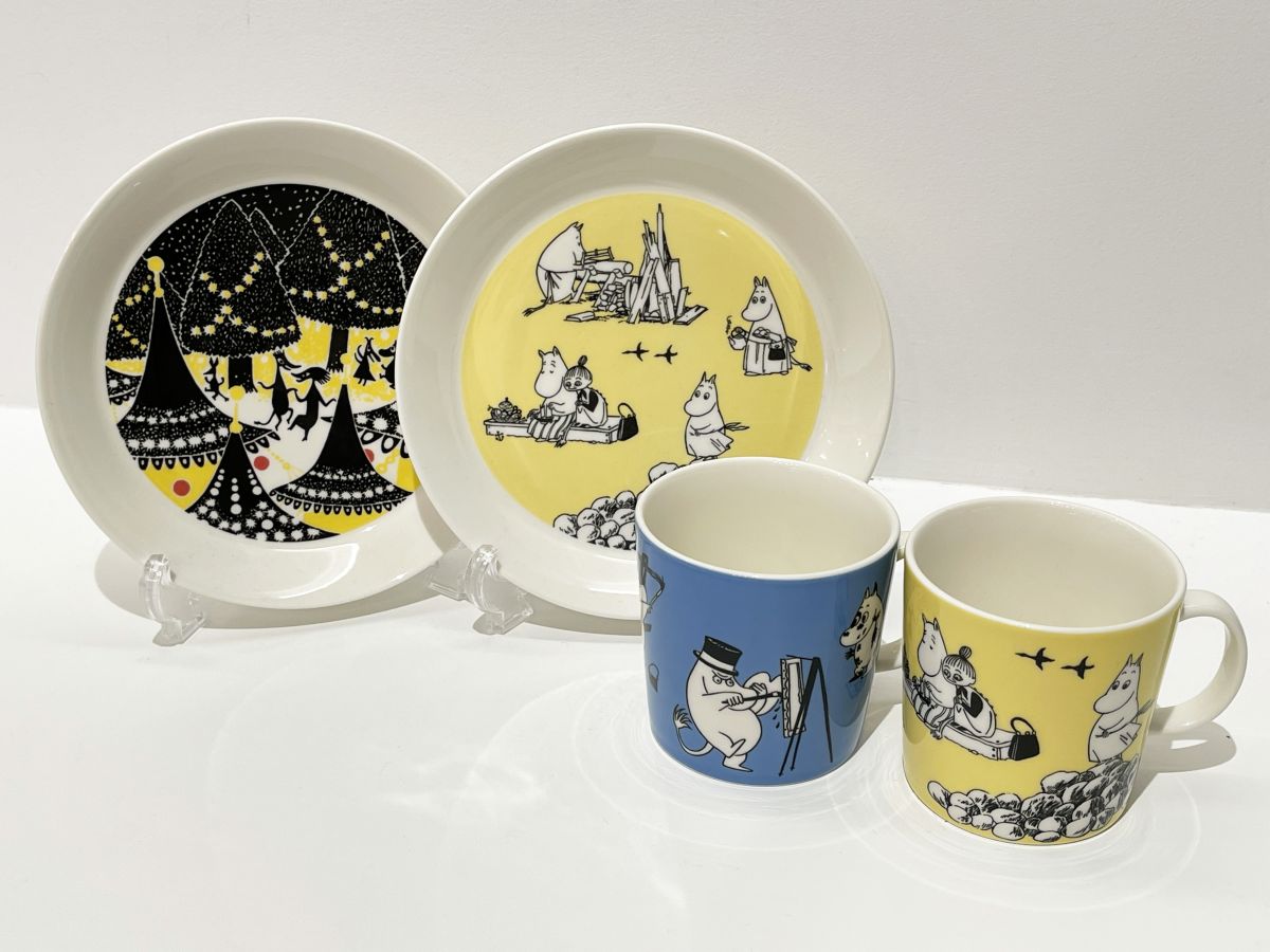 （左から）「ムーミン プレート（2個セット）」9900円、「ムーミン マグ 0.4L」各3850円
