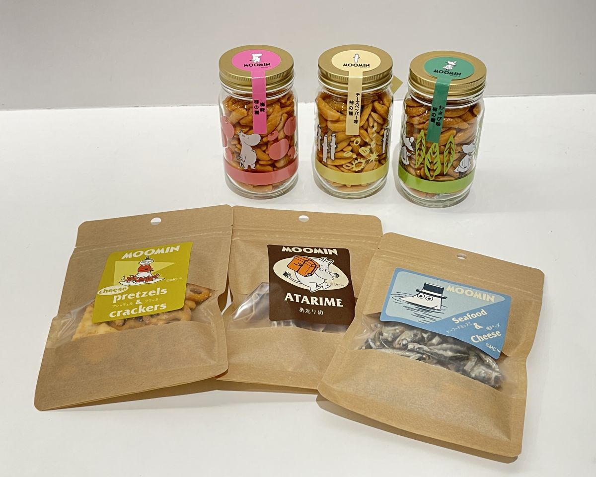 （手前）「ムーミンおつまみ」各378円、（奥）「柿の種」各1000円