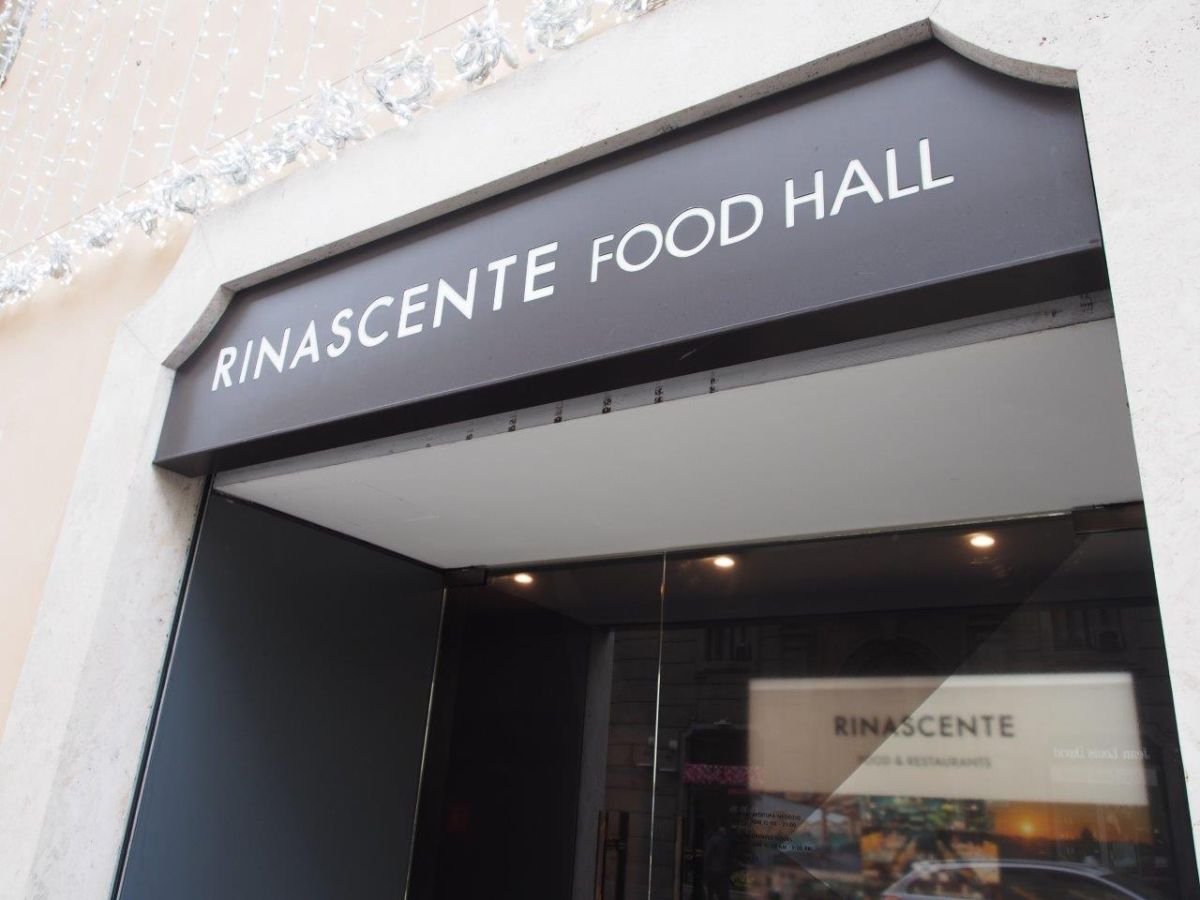 「リナシェンテ・ローマ」最上階のフードホール