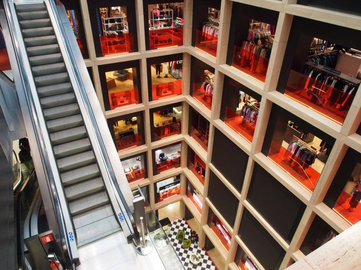 高級デパートらしい、洗練された雰囲気のグルメ空間