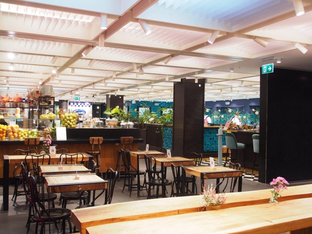 レストランやカフェテリア、食品売り場が混ざり合った広々とした空間