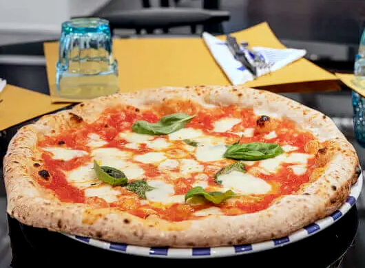 ふわふわ生地の本場ナポリピッツァ