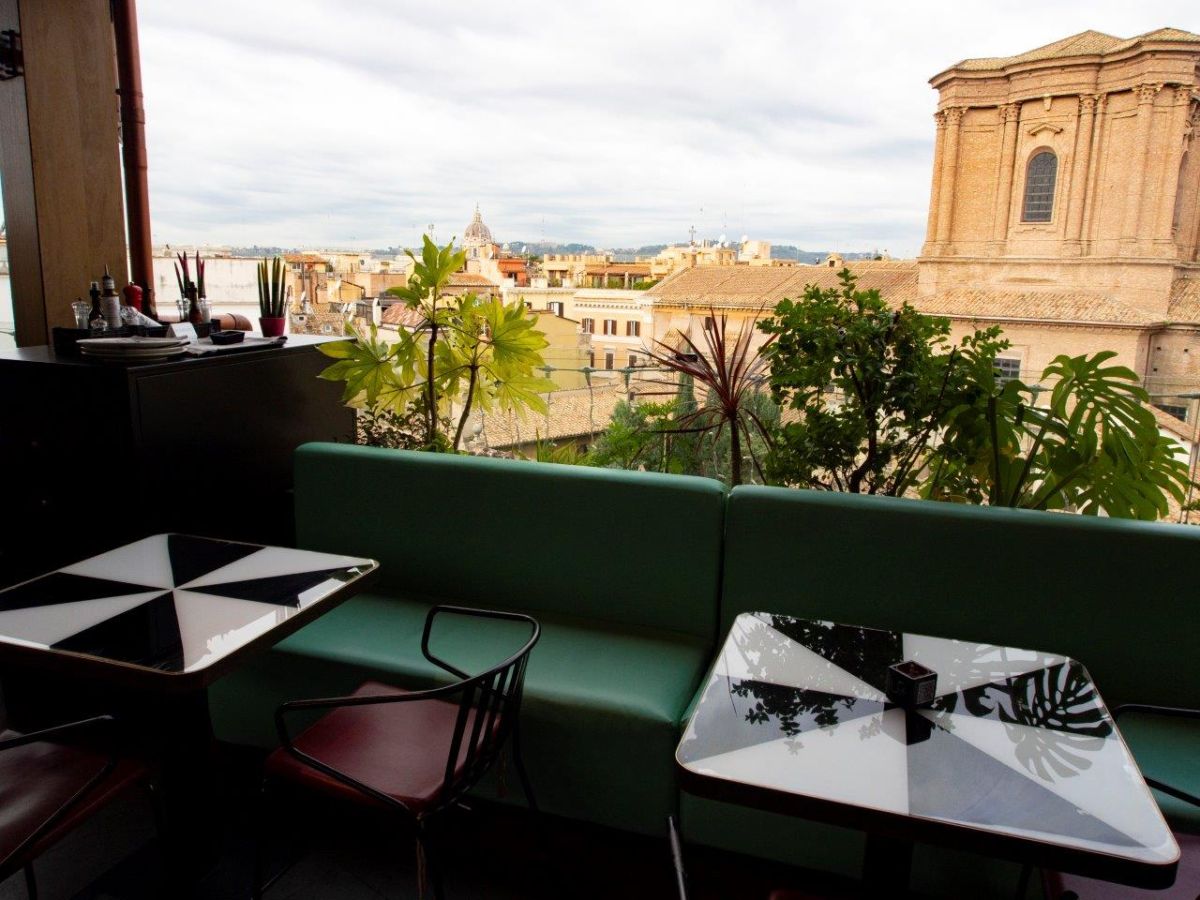 ローマの街一望のテラス席でホッとひと息