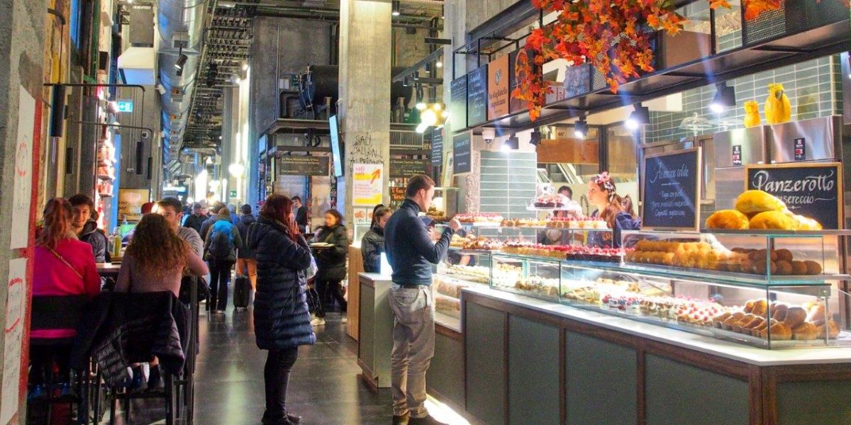 各地の食が集まるフードコート