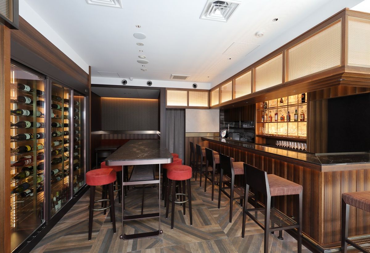 ラグジュアリーな店内