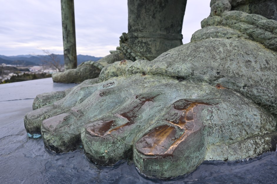 今山大師像の足