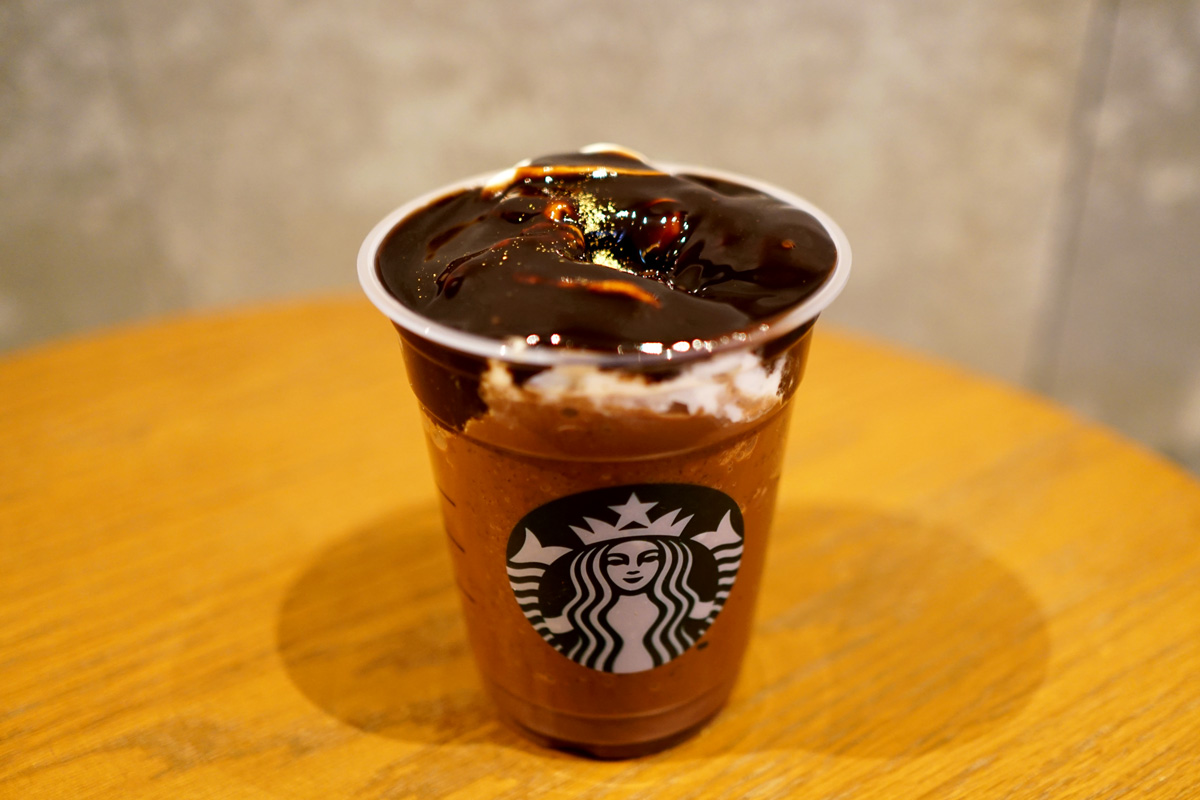 「オペラ フラペチーノ®」Tallサイズのみ 776円（持ち帰り）790円（店内利用）※アーモンドミルクを使用しています。アーモンドミルクは牛乳や乳飲料ではありませんが、本商品には乳成分を含みます。