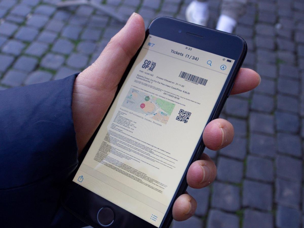 送られてきたチケットをプリント、またはスマホに保存して持参