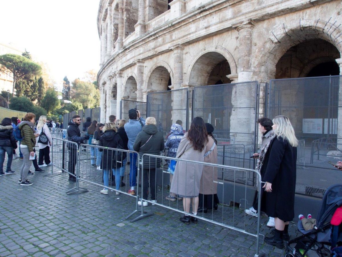 入場口は、コロッセオの西側（フォロ・ロマーノ側）