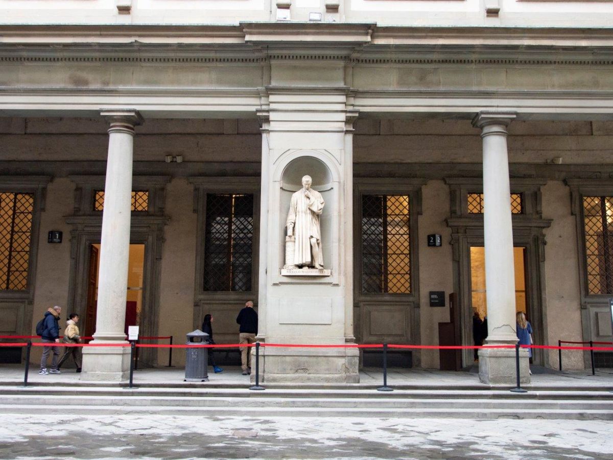 右側の2番が当日券の入口、左側の1番が予約専用の入口