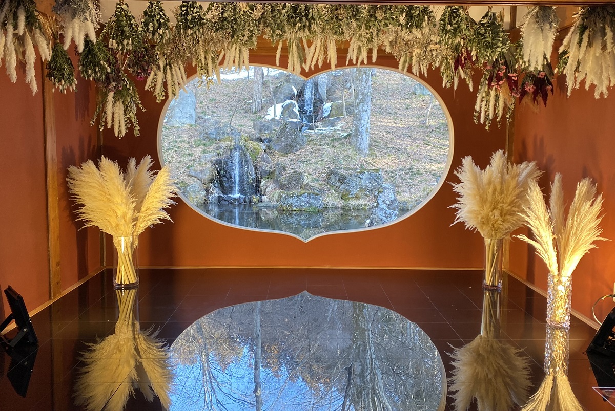 四季折々の変化を映す窓。冬は青龍の滝の存在感が増します