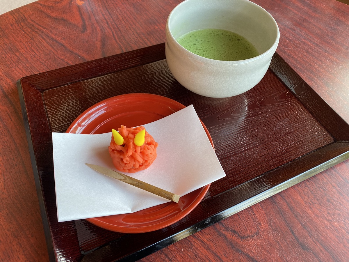 ご本堂で抹茶と季節のお菓子のセット600円も味わえます