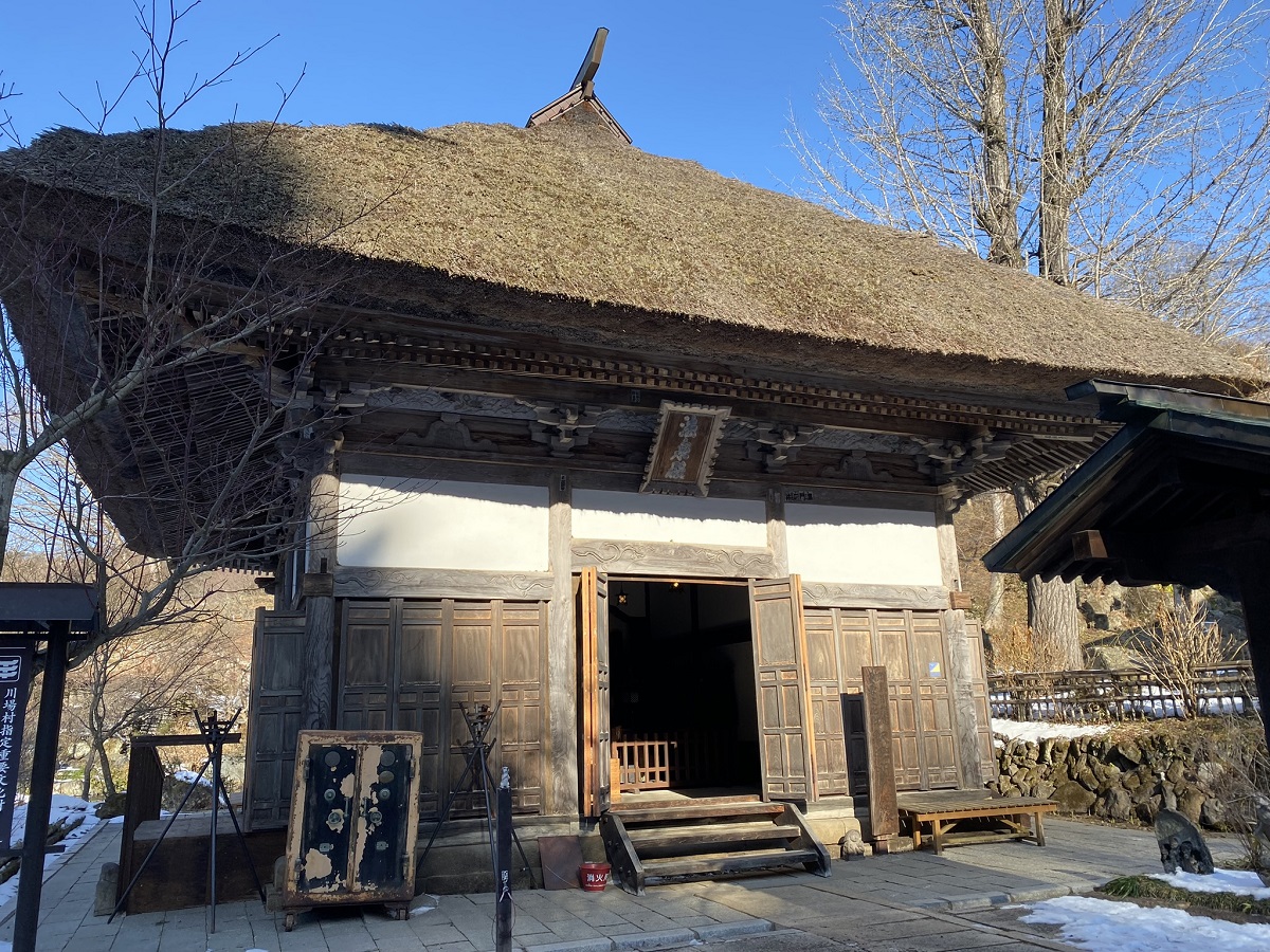 釈迦堂に祀られた中尊の釈迦如来坐像は中世の作。川場村の重要文化財に指定されています