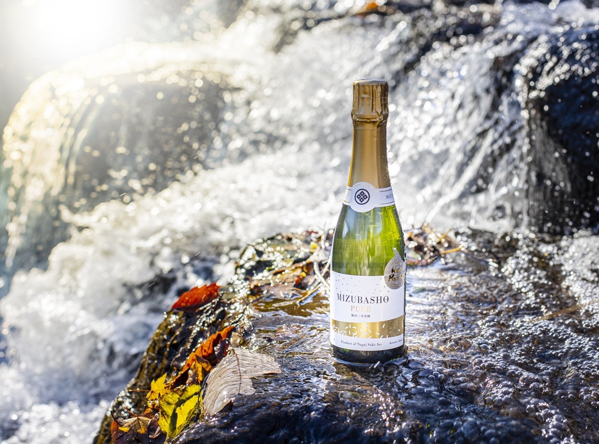 瓶内で二次発酵させた主力銘柄のMIZUBASHO PURE 360ml3031円。カジュアルラインのMIZUBASHO Artist Series FloralSparkling 360ml1459円もおすすめです