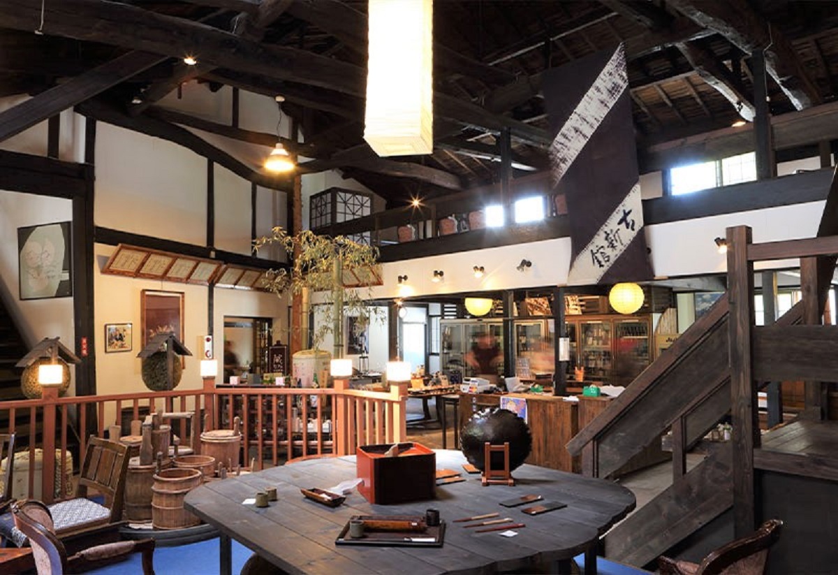 風情ある古新館。展示された酒器も見どころです