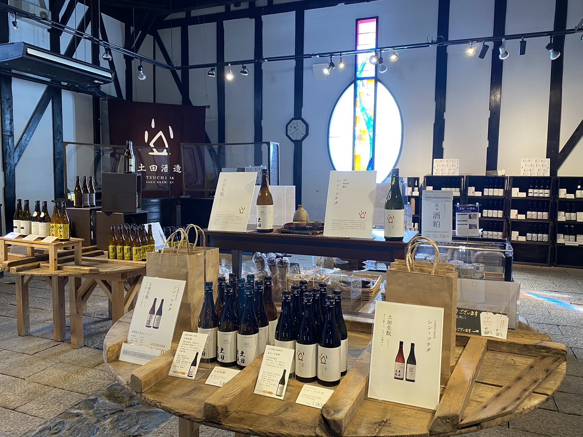 全銘柄と雑貨や食品なども揃う敷地内の直売所