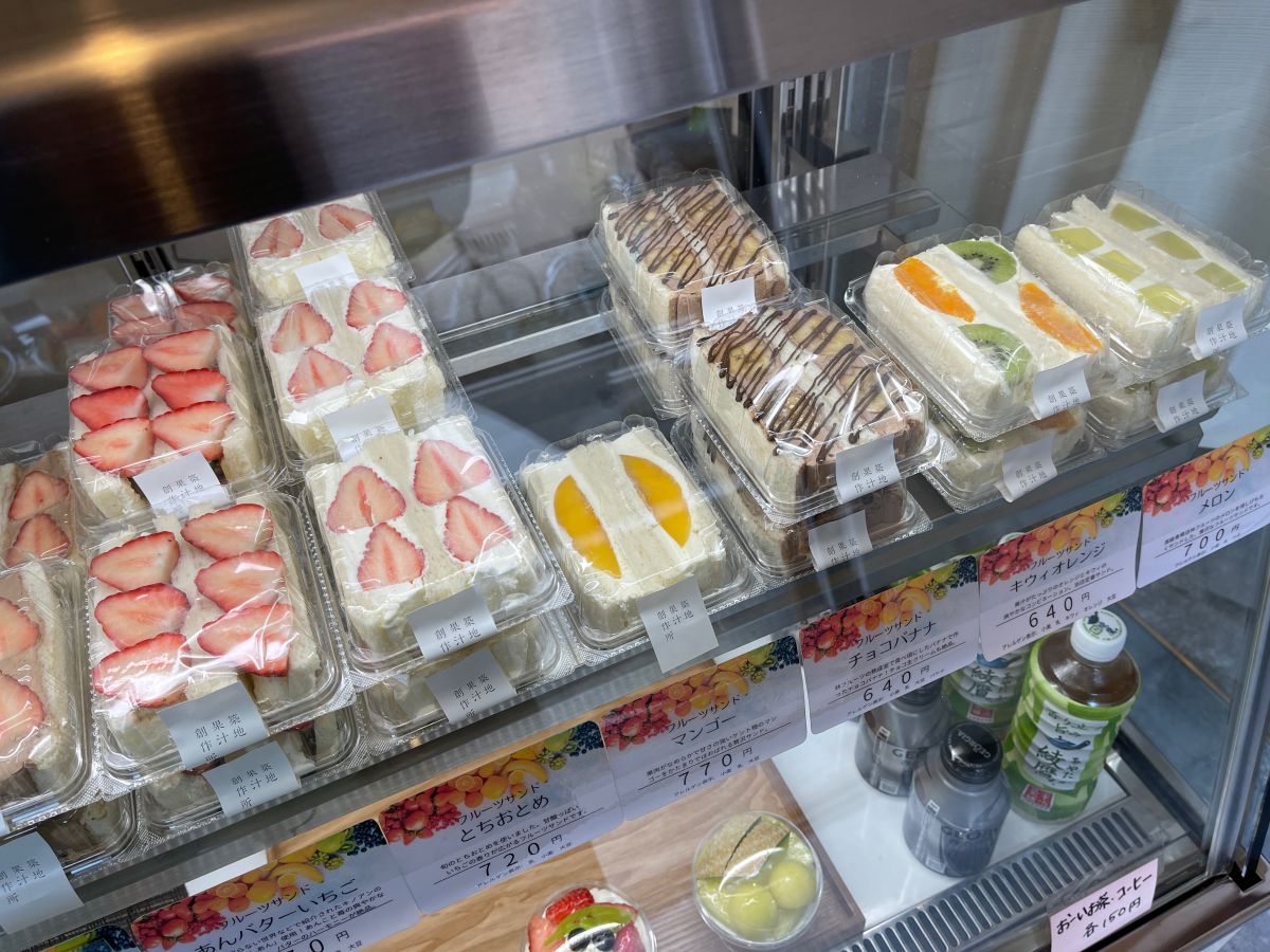 （左から）「あんバターいちご」770円、「とちおとめ」720円、「マンゴー」770円、「チョコバナナ」640円、「キウィオレンジ」640円、「メロン」700円