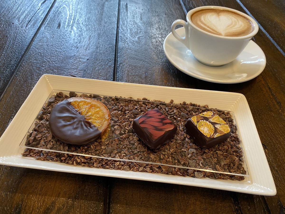 ショコラセット（ドリンク付き）1430円。ヴァレンシアオレンジを包んだヴァレンシアショコラのほか、15種類のボンボンショコラから自由に２種類選んでセットに