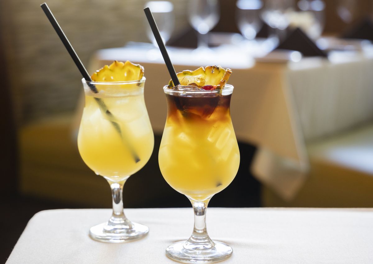 左から：パイナップルジンジャーフィズ $14、ビーチウォークマイタイ $15